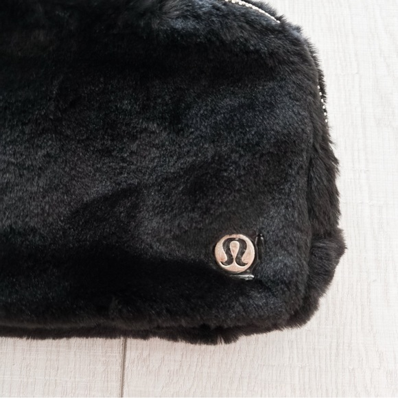 Lululemon limited edition black plush fleece belt bag - Picture 6 of 16